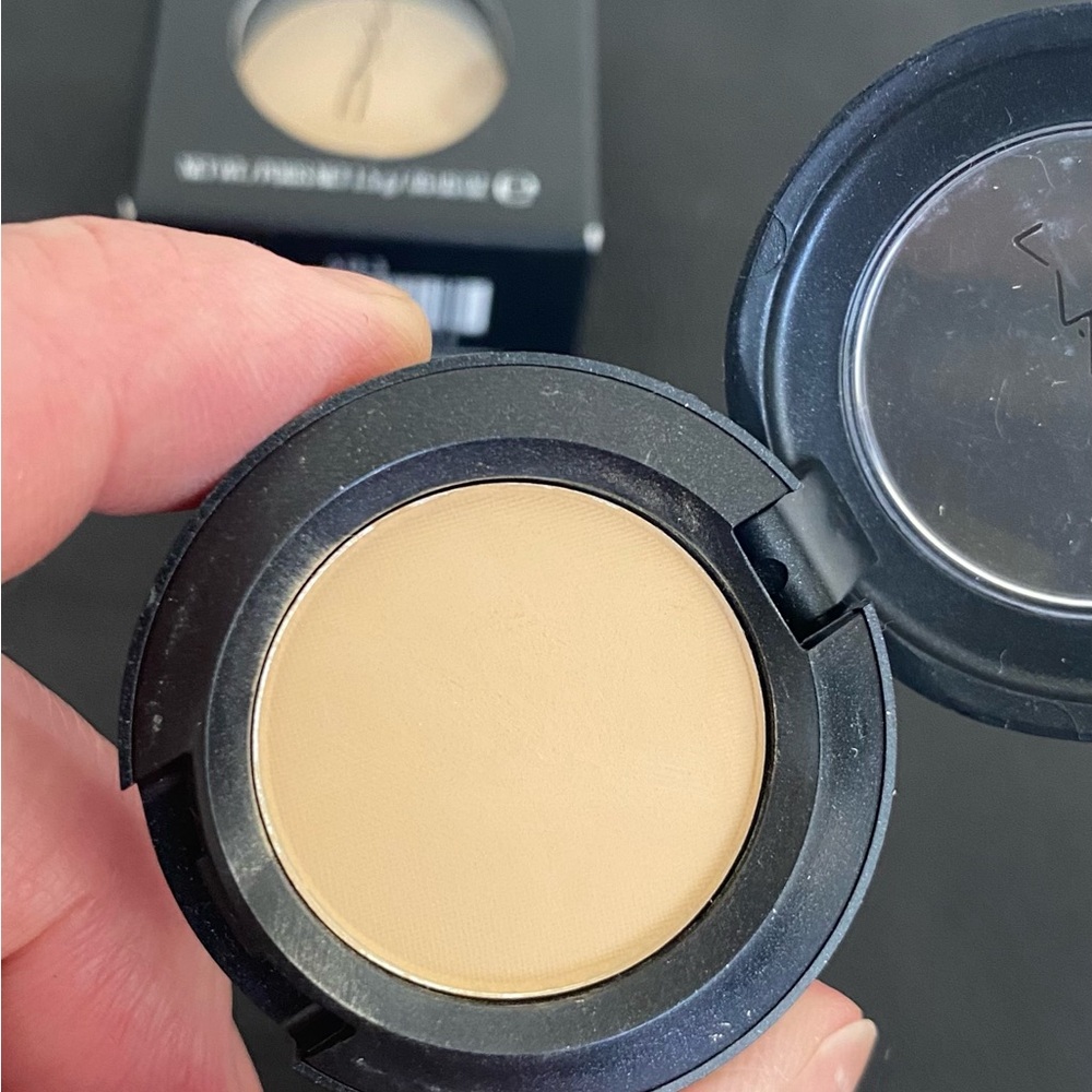 MAC eyeshadow - Picture 3 of 3